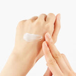 COSRX Advanced Snail 92 All In One Cream – lightweight gel texture tested on hand showing smooth application