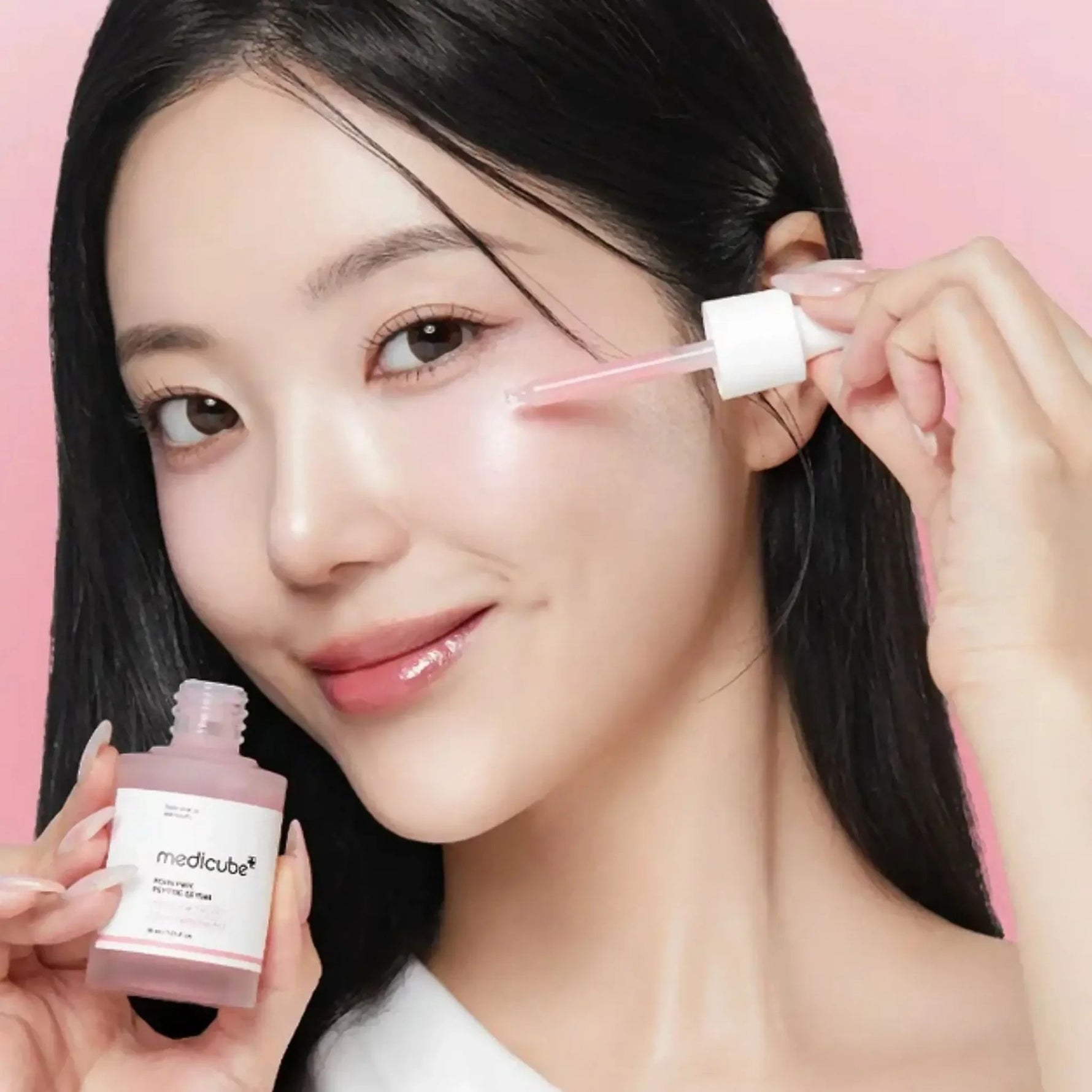 Medicube PDRN Pink Peptide Serum 30ml Korean skincare model applying peptide serum for brighter skin tone, hydration, anti-aging, and elasticity improvement