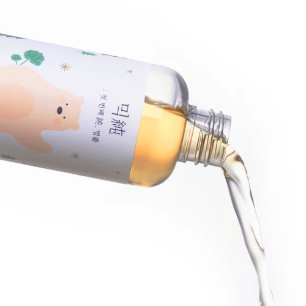 Mixsoon Soondy Centella Asiatica Essence – lightweight, watery texture being poured from bottle