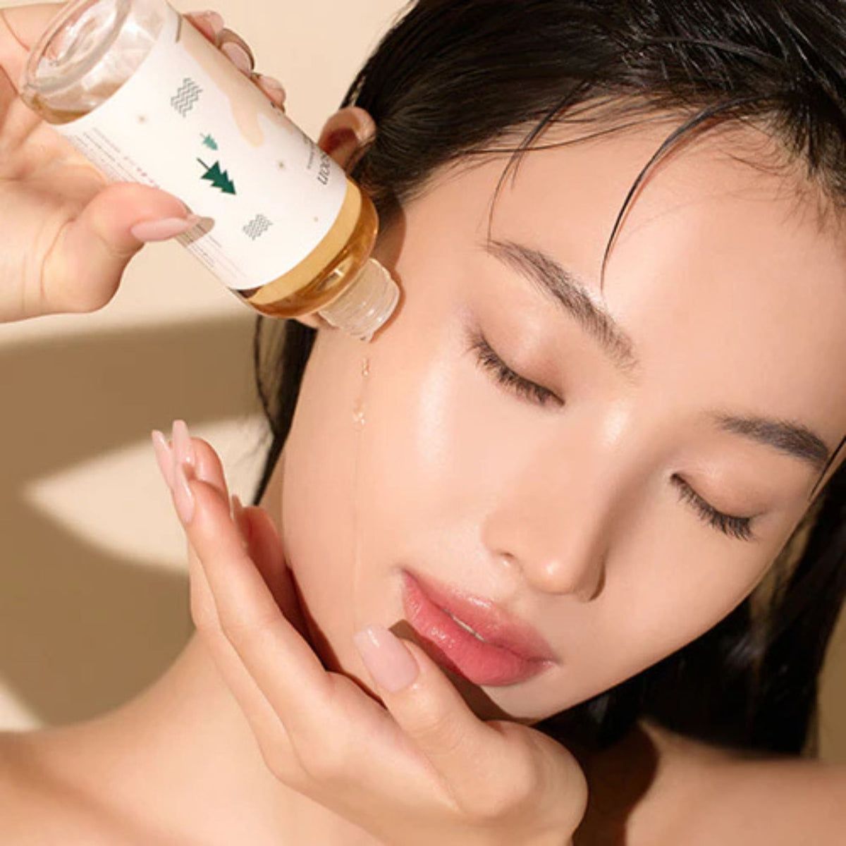 Model applying Mixsoon Soondy Centella Asiatica Essence – hydrating and soothing cica essence for sensitive skin