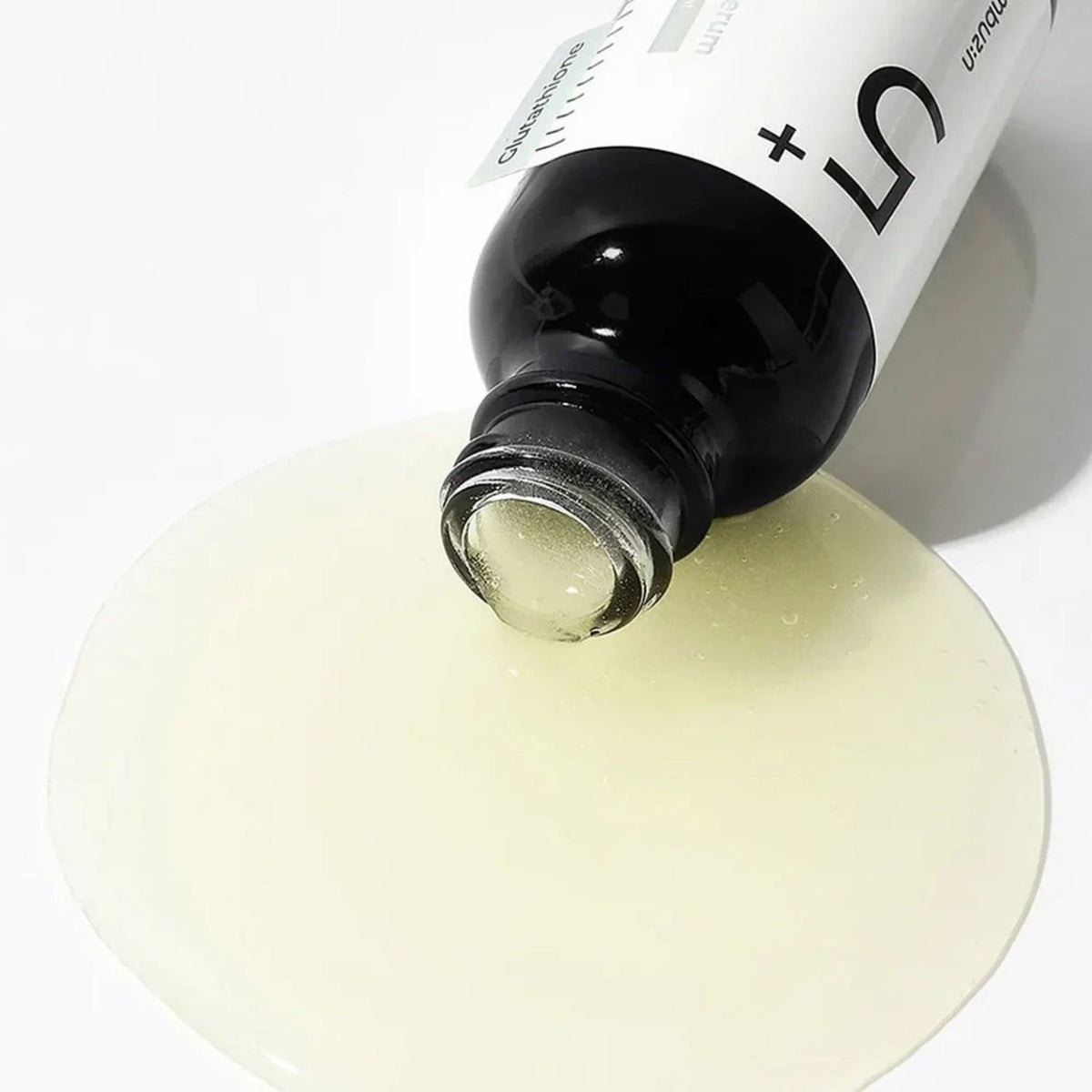 numbuzin No.5+ Glutathione Vitamin Concentrated Serum texture – lightweight pale yellow serum pooling from the bottle